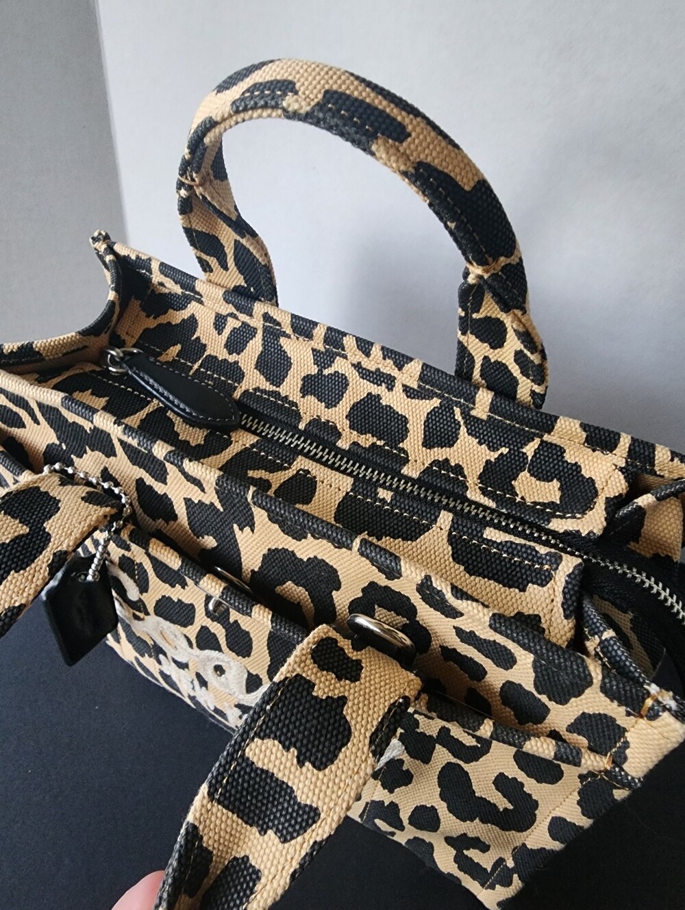 ✨️NWT✨️ Coach Limited Edition Leopard Cargo Zip Top Tote 26, 2024 - Picture 5 of 10